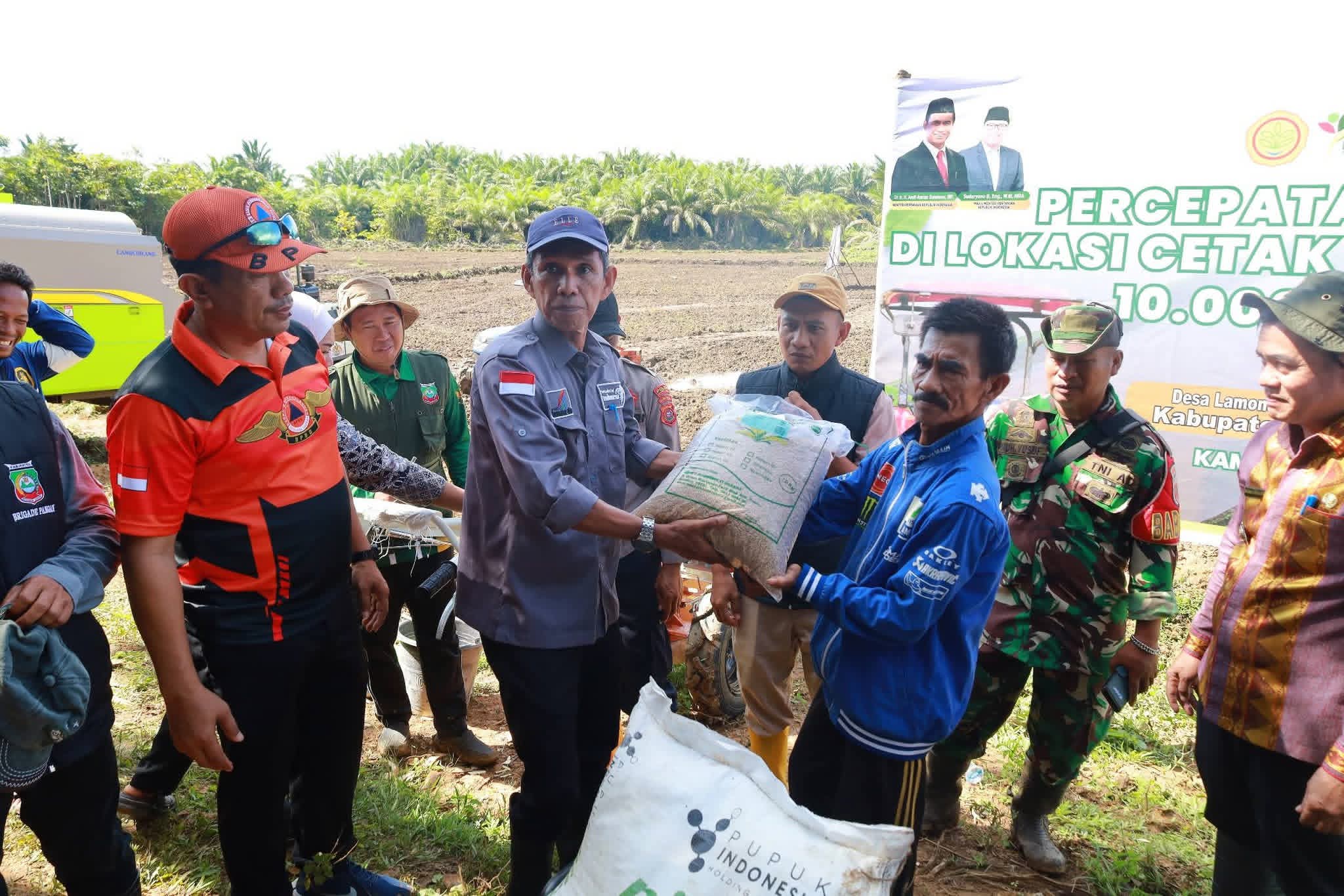 Asisten I Setda Konawe Utara Pimpin Tanam Serentak Padi di Lokasi CSR Wiwirano